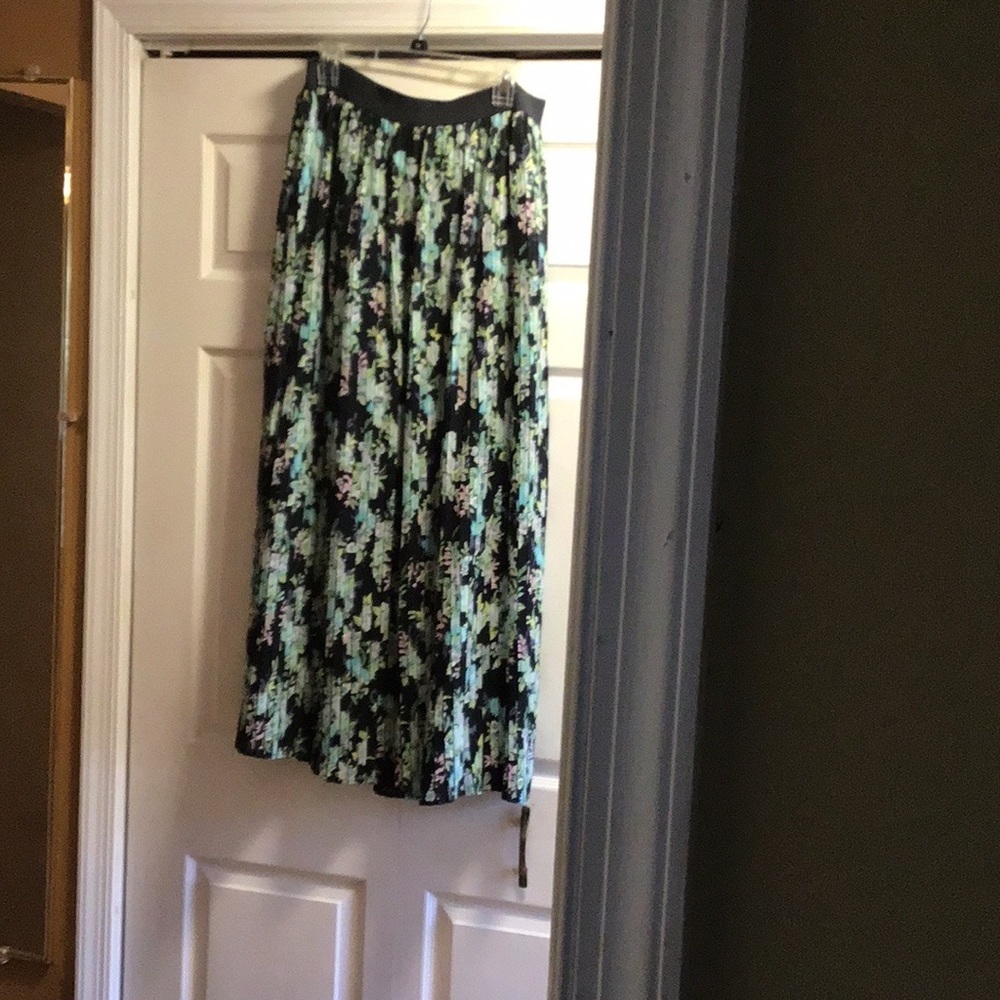 Beautiful pleated skirt​ - Picture 2 of 7